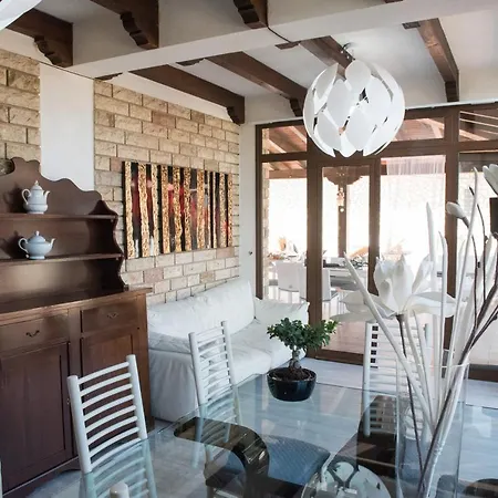 Blondie Con Piscina A