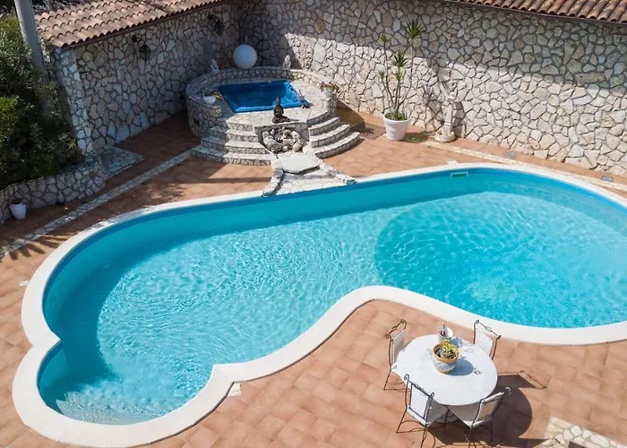 Blondie Con Piscina A Castellammare del Golfo