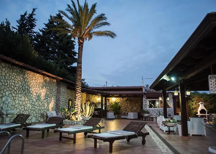 Blondie Con Piscina A Castellammare del Golfo