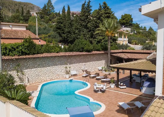 Blondie Con Piscina A Villa *