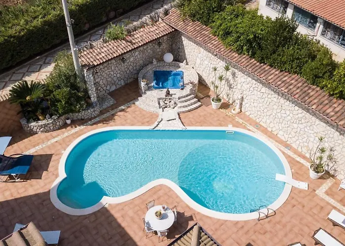 Blondie Con Piscina A Castellammare del Golfo