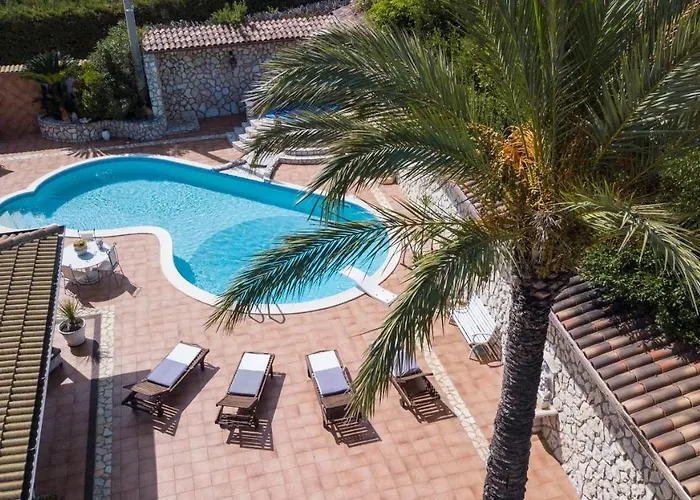 Blondie Con Piscina A Castellammare del Golfo