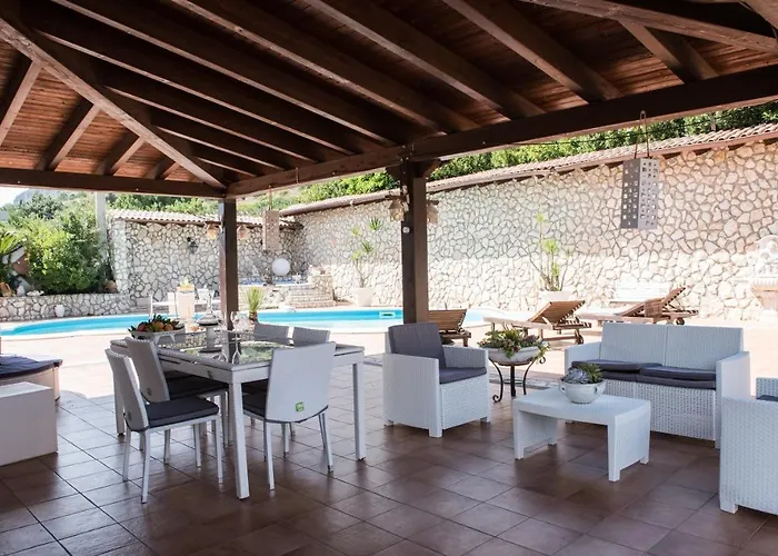 Blondie Con Piscina A Castellammare del Golfo