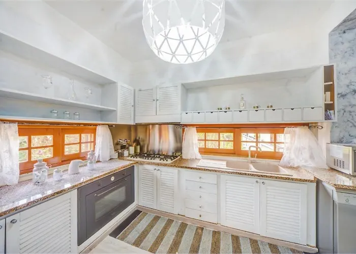 Blondie Con Piscina A Villa