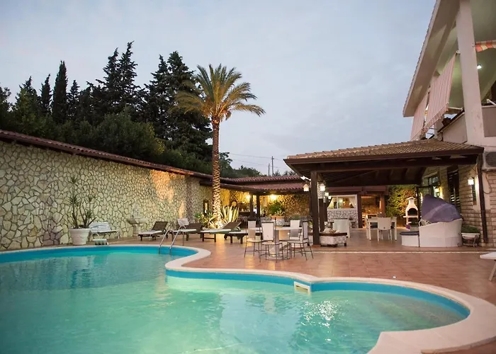 Blondie Con Piscina A *